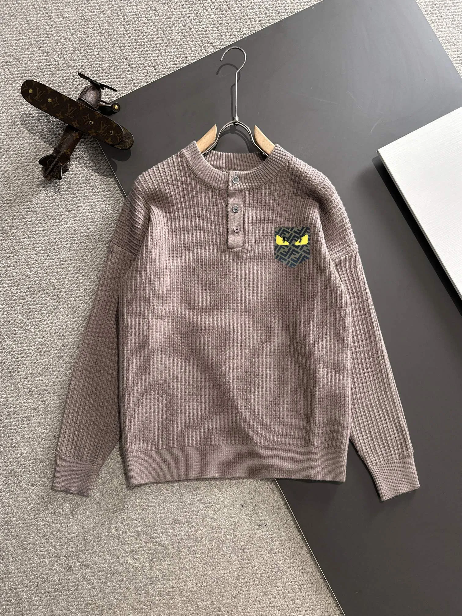 Next day shipping P360 Big Goose 2025 official website latest autumn and winter sweaters, popular models are on sale at the same time at the counter! Specially made of wool blended fabric. It feels comfortable and can be directly in contact with the skin. The logo badge is exquisitely embroidered, which is extremely eye-catching! The details highlight the fashionable charm of big brands. Exquisite workmanship. Three-dimensional cutting style. The wearing effect is invincible and handsome! All three standards are complete! Size: M-3XL